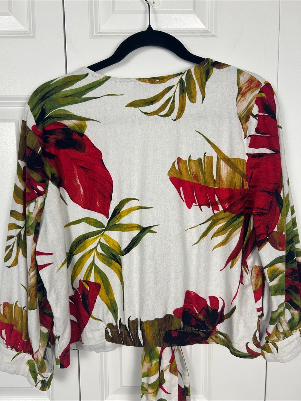 Madison d’ Amelie Button-Front Tie Blouse with Tropical Print Size Large - Picture 8 of 8